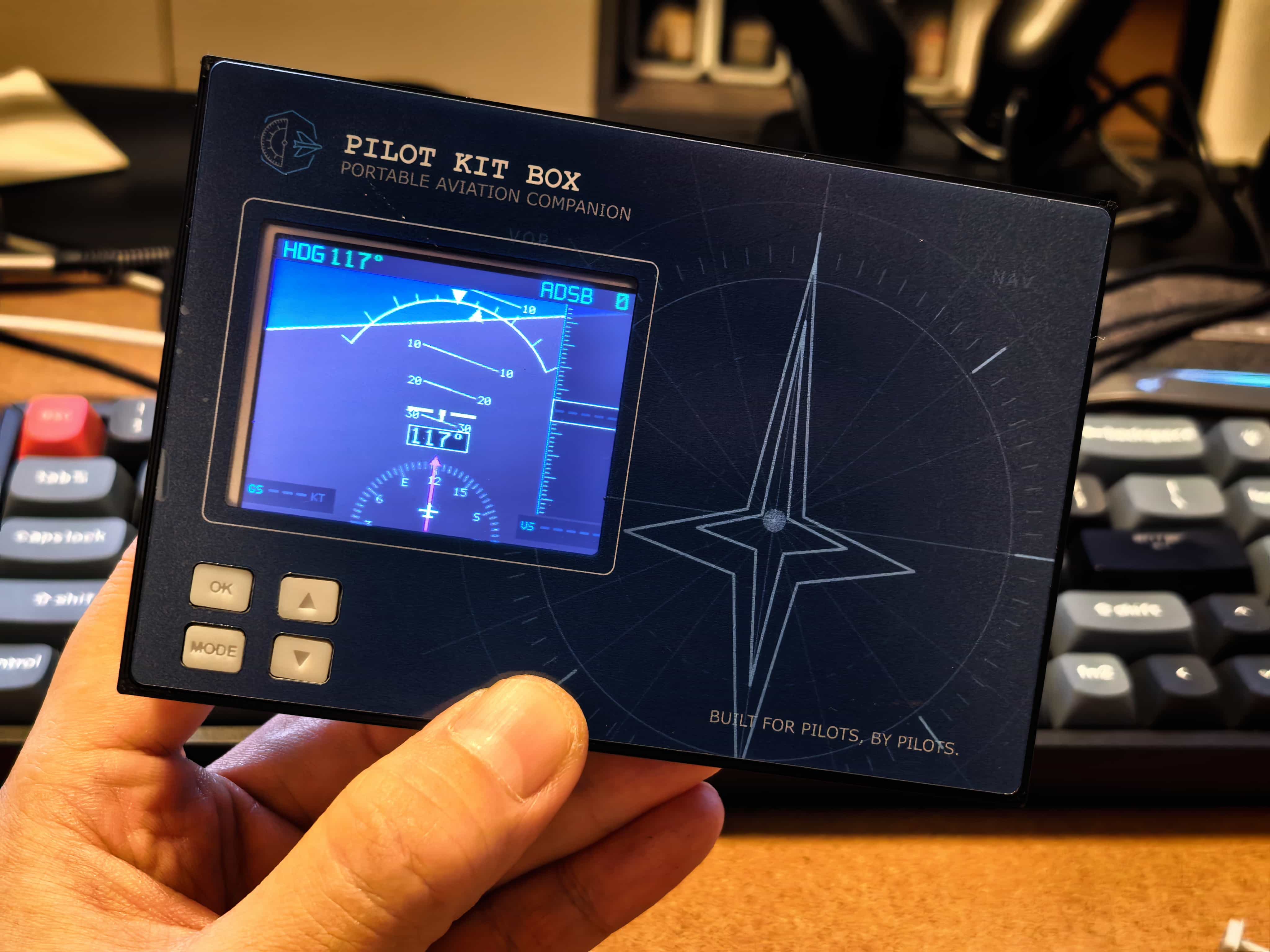 完成的 Pilot Kit Box 原型，含载板、屏幕和 3D 打印面板