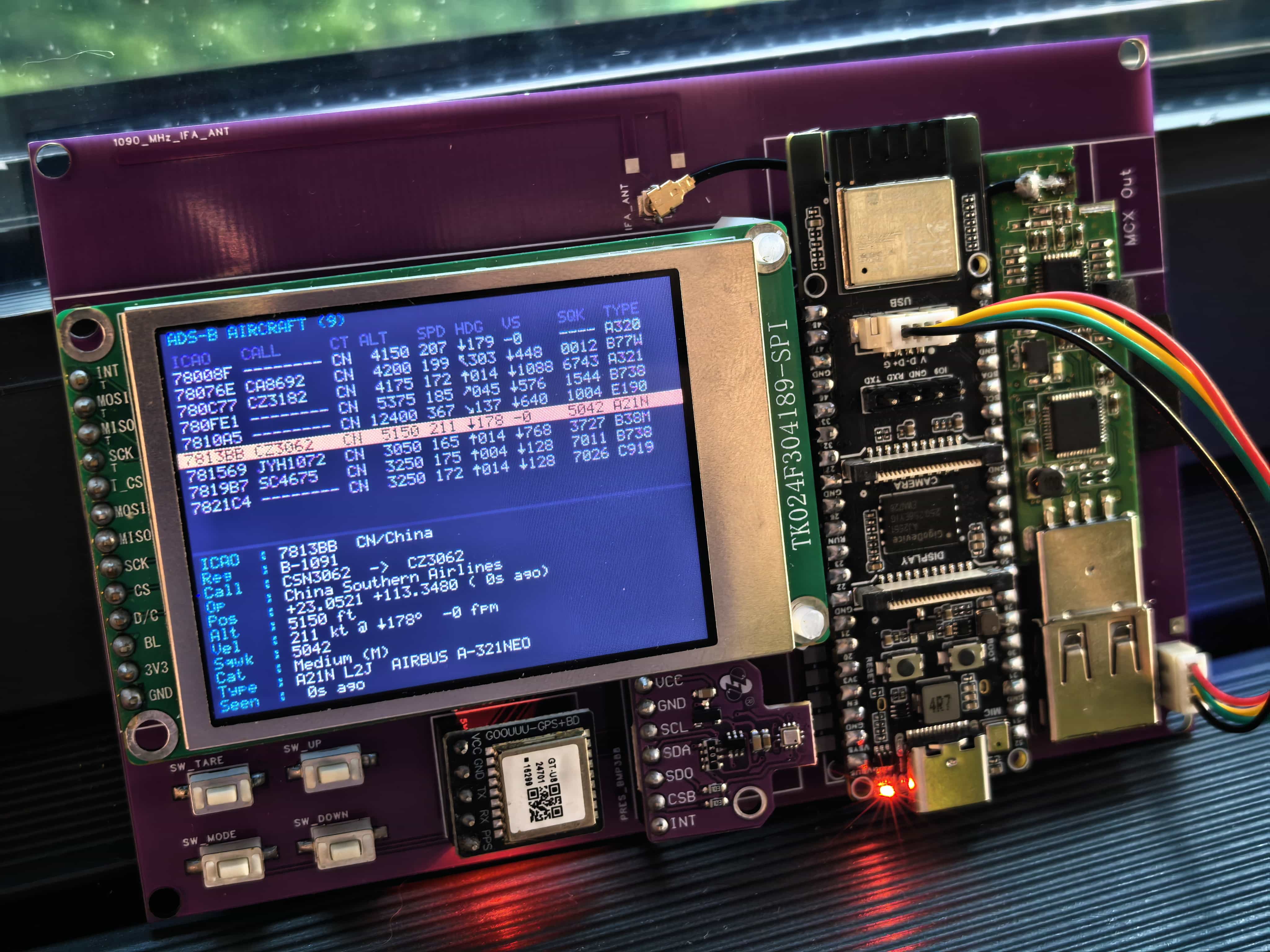 已装配的 Pilot Kit Box 载板，含显示屏、IMU、GPS、气压计和 RTL-SDR 模块